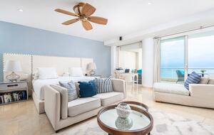 Oversized oceanfront master bedroom (King)