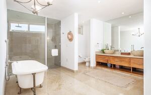 4 piece master bathroom