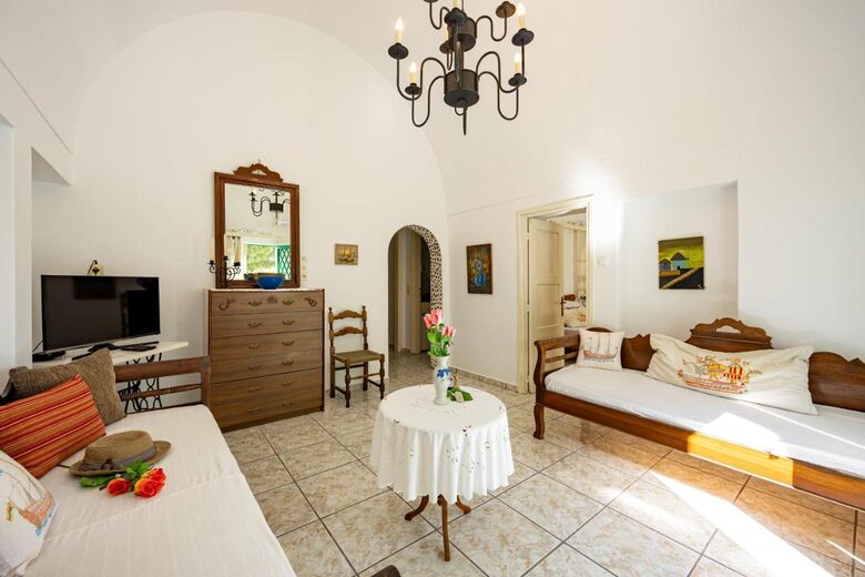 Amoni House – Authentic Village Stay in Santorini - Pyrgos Kallistis, Santorini, Greece