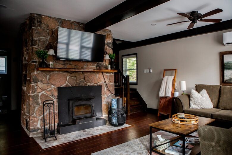 Charming 3-Bedroom Cabin Retreat in the Woods - Coboconk, Canada