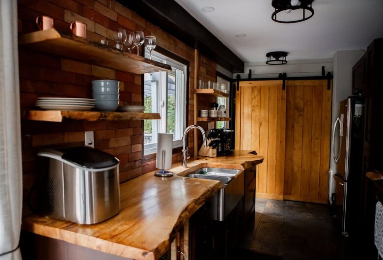 Charming 3-Bedroom Cabin Retreat in the Woods - Coboconk, Canada