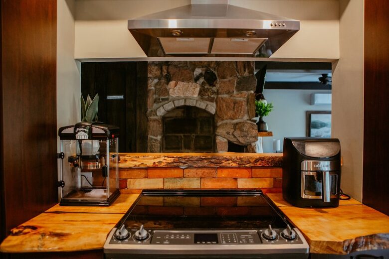 Charming 3-Bedroom Cabin Retreat in the Woods - Coboconk, Canada