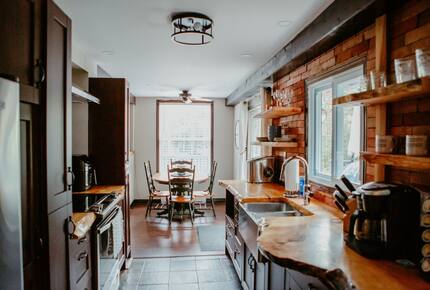 Charming 3-Bedroom Cabin Retreat in the Woods - Coboconk, Canada