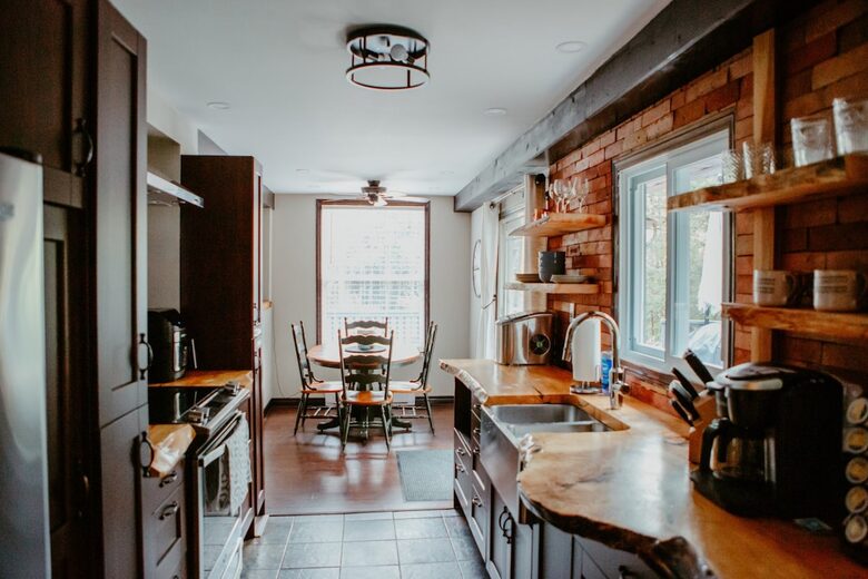Charming 3-Bedroom Cabin Retreat in the Woods - Coboconk, Canada
