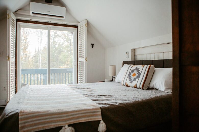 Charming 3-Bedroom Cabin Retreat in the Woods - Coboconk, Canada