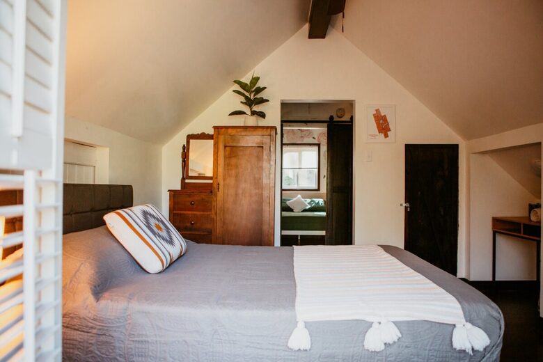 Charming 3-Bedroom Cabin Retreat in the Woods - Coboconk, Canada