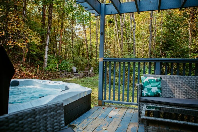 Charming 3-Bedroom Cabin Retreat in the Woods - Coboconk, Canada