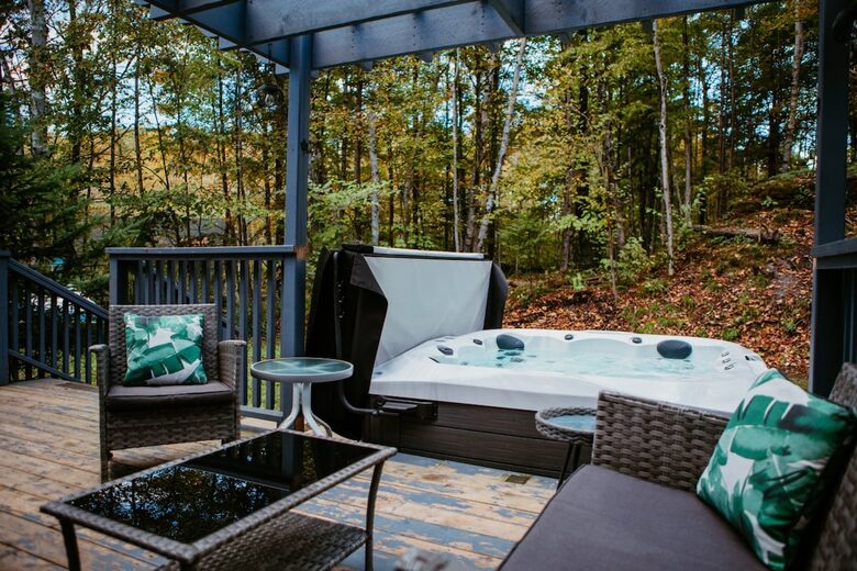 Charming 3-Bedroom Cabin Retreat in the Woods - Coboconk, Canada