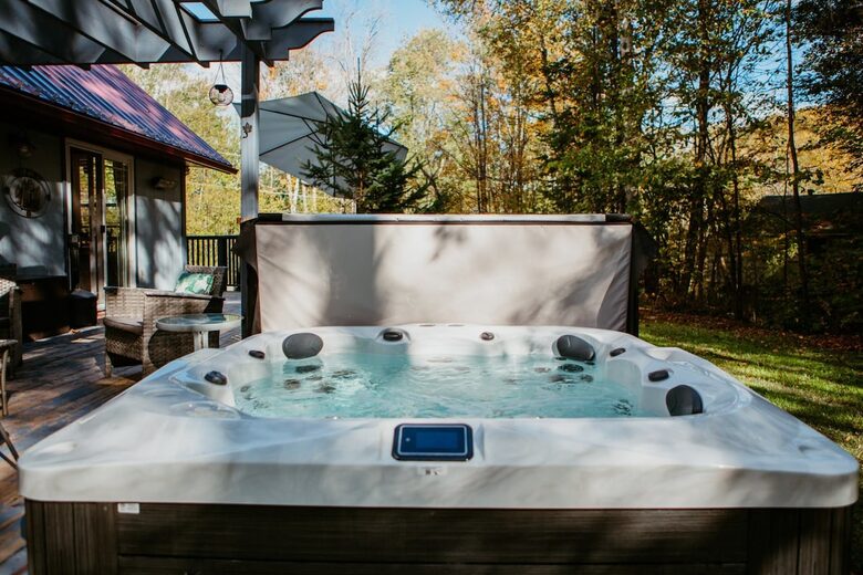 Charming 3-Bedroom Cabin Retreat in the Woods - Coboconk, Canada