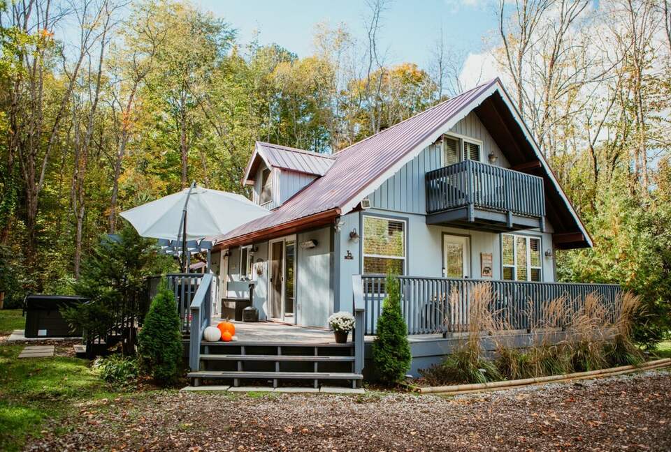 Charming 3-Bedroom Cabin Retreat in the Woods - Coboconk, Canada
