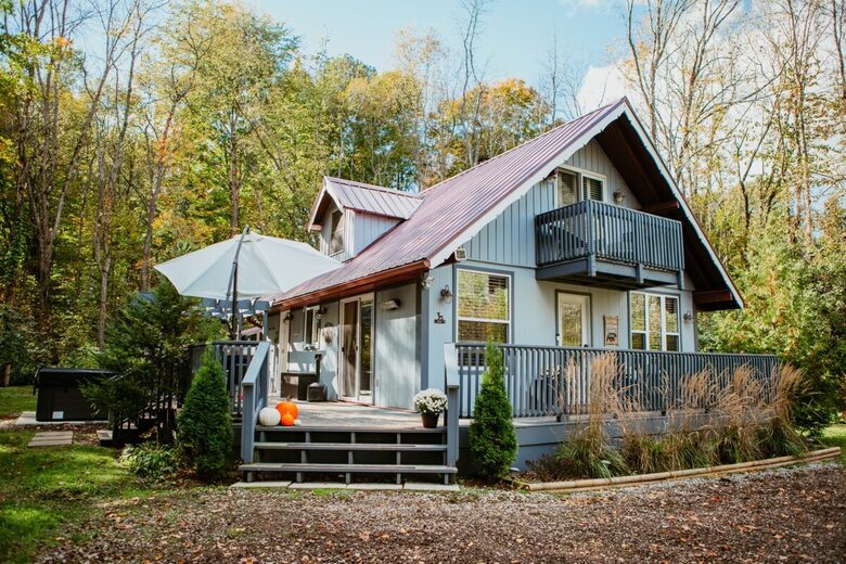 Charming 3-Bedroom Cabin Retreat in the Woods - Coboconk, Canada