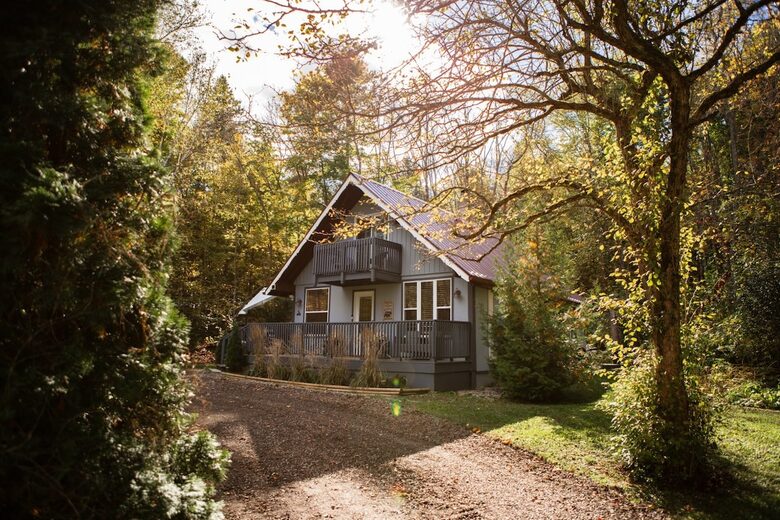 Charming 3-Bedroom Cabin Retreat in the Woods - Coboconk, Canada