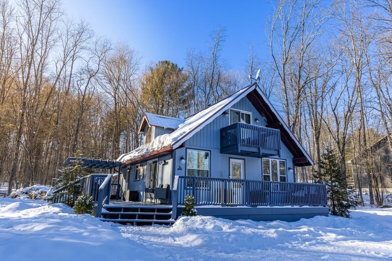 Charming 3-Bedroom Cabin Retreat in the Woods - Coboconk, Canada