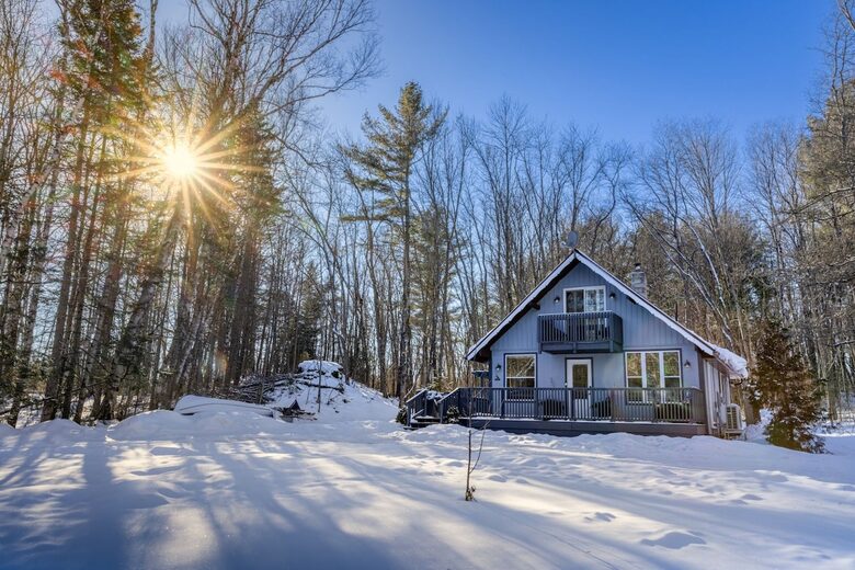 Charming 3-Bedroom Cabin Retreat in the Woods - Coboconk, Canada