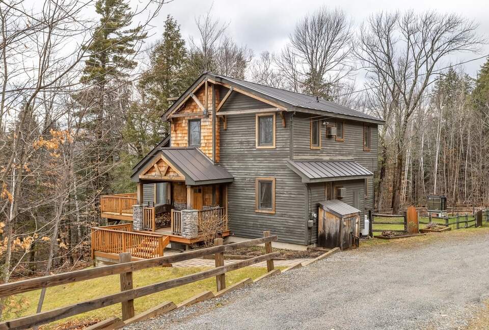 Cozy Mountain Escape with Hot Tub & Prime Access - Winhall, Vermont