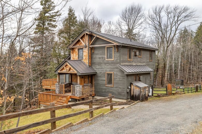Cozy Mountain Escape with Hot Tub & Prime Access - Winhall, Vermont