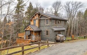 Cozy Mountain Escape with Hot Tub & Prime Access - Winhall, Vermont