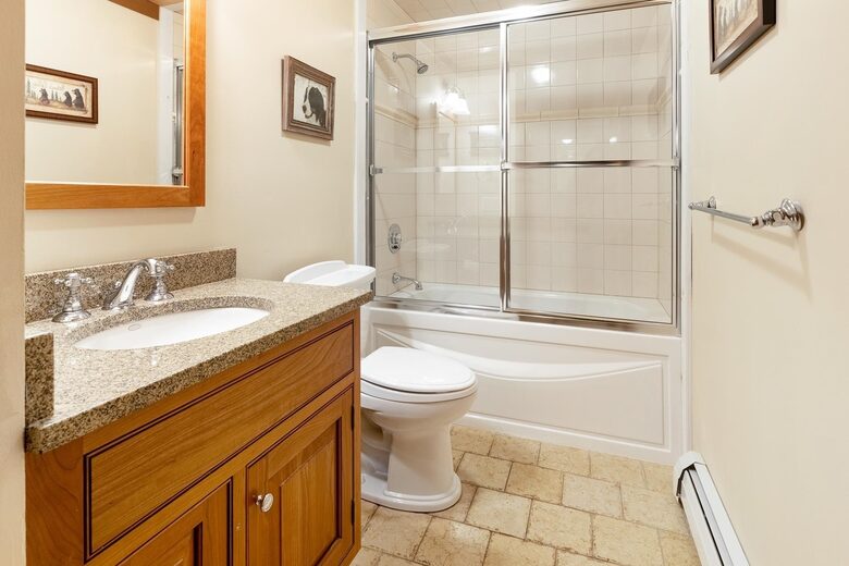Cozy Mountain Escape with Hot Tub & Prime Access - Winhall, Vermont