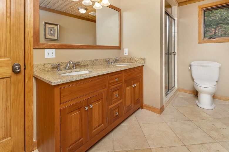 Cozy Mountain Escape with Hot Tub & Prime Access - Winhall, Vermont