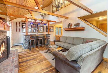 Cozy Mountain Escape with Hot Tub & Prime Access - Winhall, Vermont