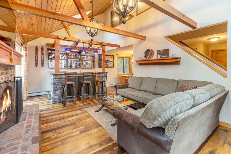 Cozy Mountain Escape with Hot Tub & Prime Access - Winhall, Vermont