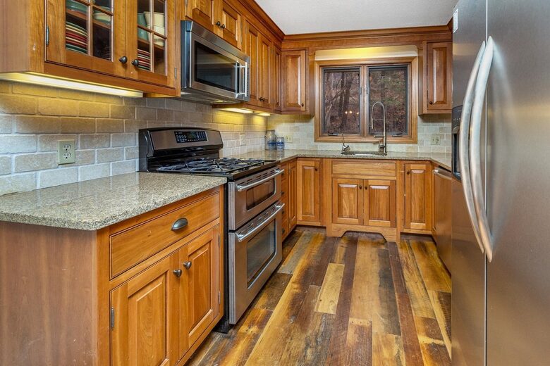 Cozy Mountain Escape with Hot Tub & Prime Access - Winhall, Vermont