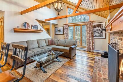Cozy Mountain Escape with Hot Tub & Prime Access - Winhall, Vermont