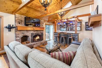 Cozy Mountain Escape with Hot Tub & Prime Access - Winhall, Vermont