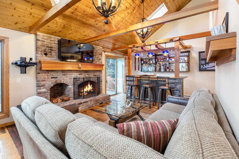 Cozy Mountain Escape with Hot Tub & Prime Access - Winhall, Vermont