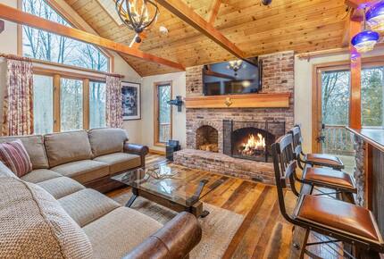 Cozy Mountain Escape with Hot Tub & Prime Access - Winhall, Vermont