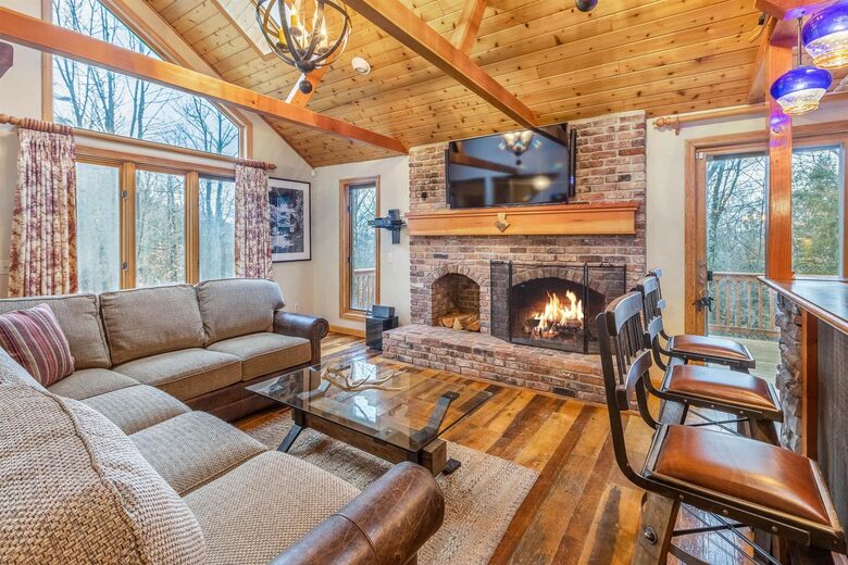 Cozy Mountain Escape with Hot Tub & Prime Access - Winhall, Vermont