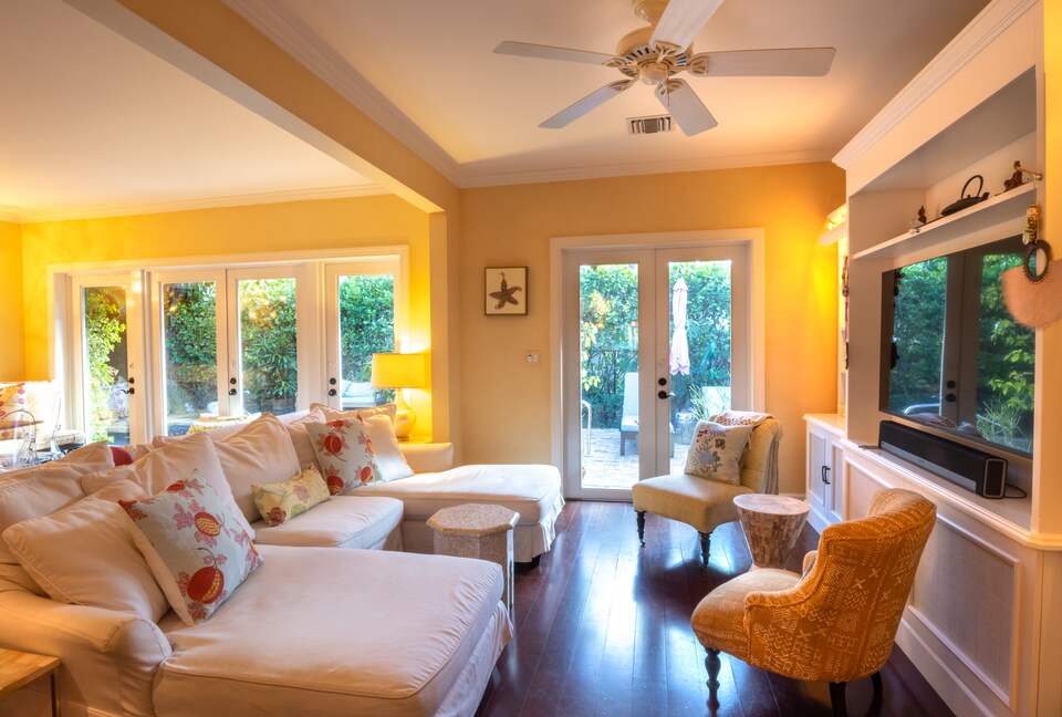 Charming Palm Beach Cottage with Pool & Private Beach Access - Palm Beach, Florida