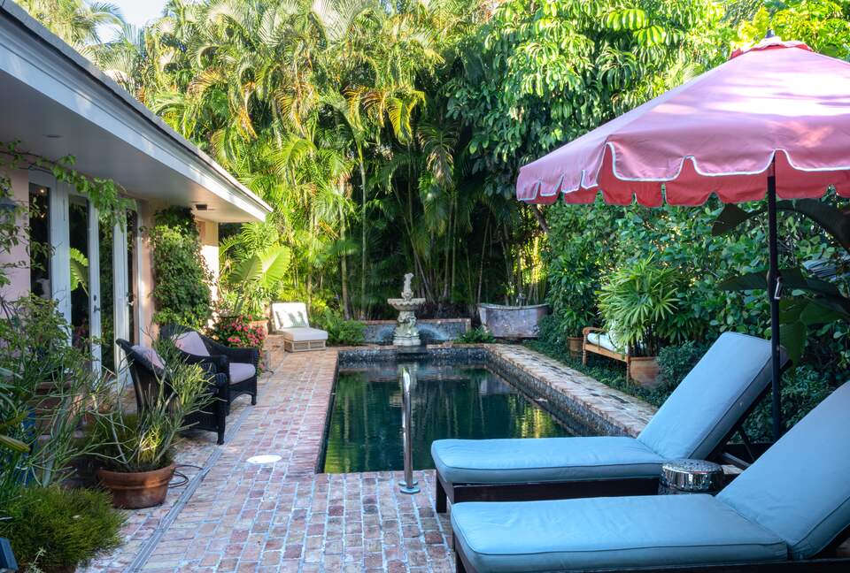 Charming Palm Beach Cottage with Pool & Private Beach Access - Palm Beach, Florida