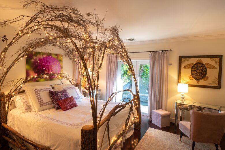 Charming Palm Beach Cottage with Pool & Private Beach Access - Palm Beach, Florida