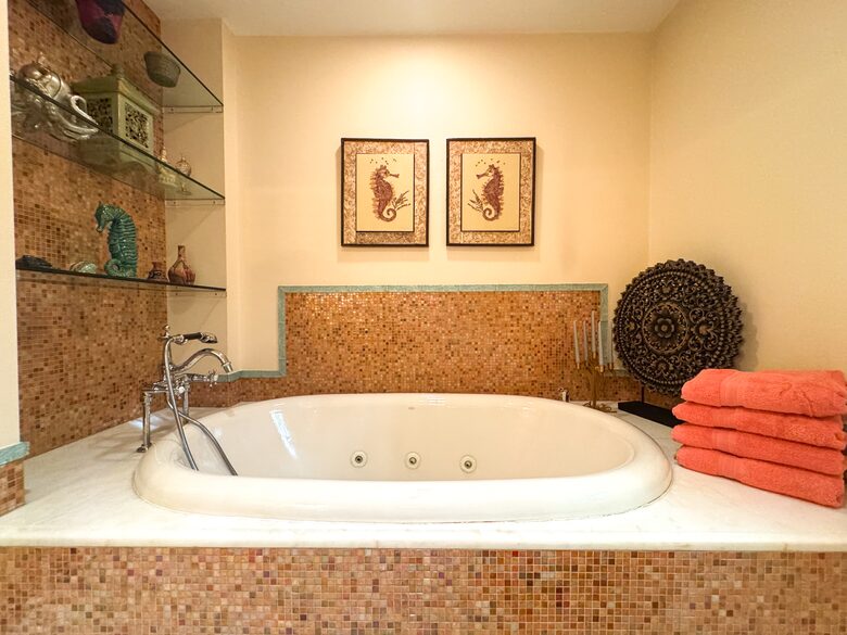 Charming Palm Beach Cottage with Pool & Private Beach Access - Palm Beach, Florida
