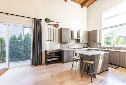 Tranquil Modern Retreat in the Sea-to-Sky Corridor - Squamish, Canada