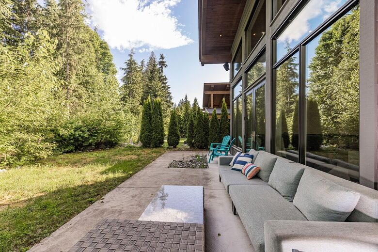 Tranquil Modern Retreat in the Sea-to-Sky Corridor - Squamish, Canada