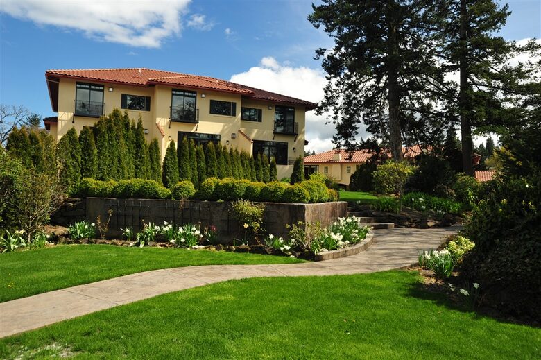 Columbia Cliff Villas - 2 Bedroom Pinnacle Suite - Hood River, Oregon