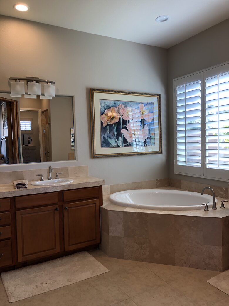 Primary bath with large soaking tub