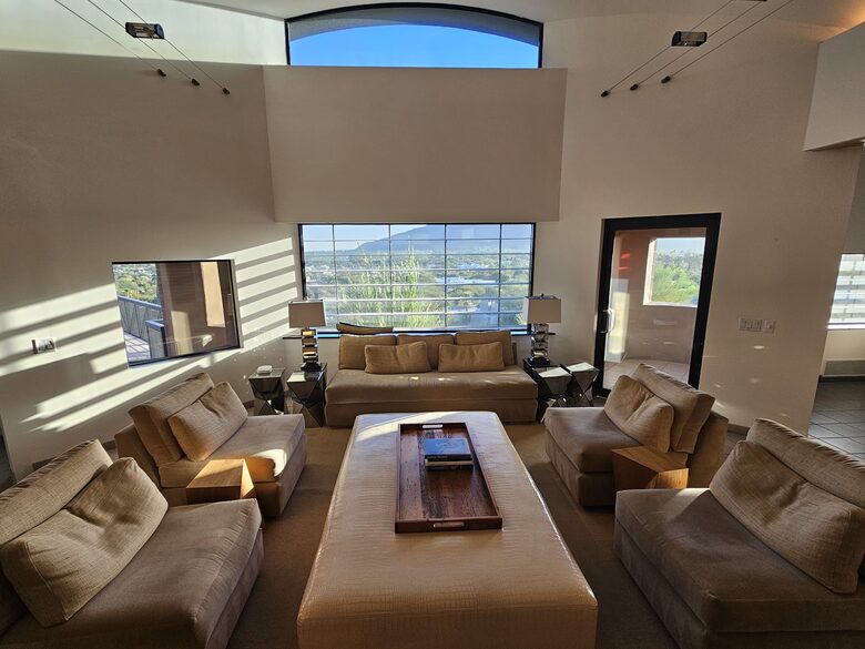 Sitting room, seating for 10