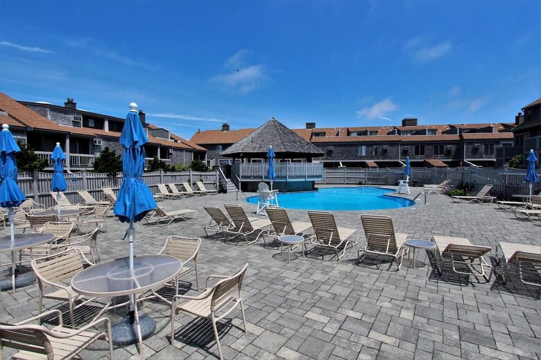 Townhouse on the Beach, Pool, Walk to Main St. - Barnstable, Massachusetts
