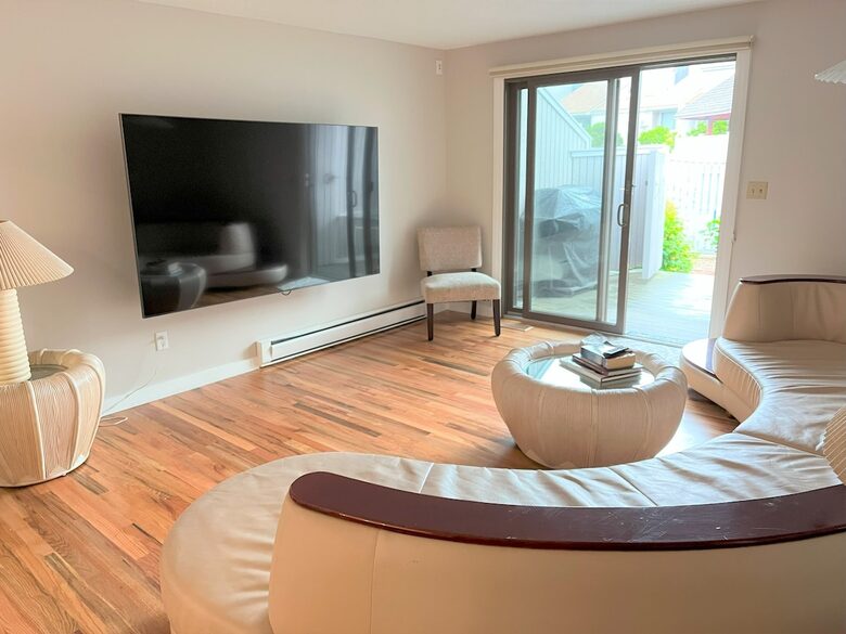Townhouse on the Beach, Pool, Walk to Main St. - Barnstable, Massachusetts