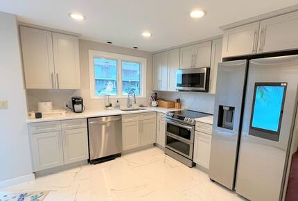 Townhouse on the Beach, Pool, Walk to Main St. - Barnstable, Massachusetts