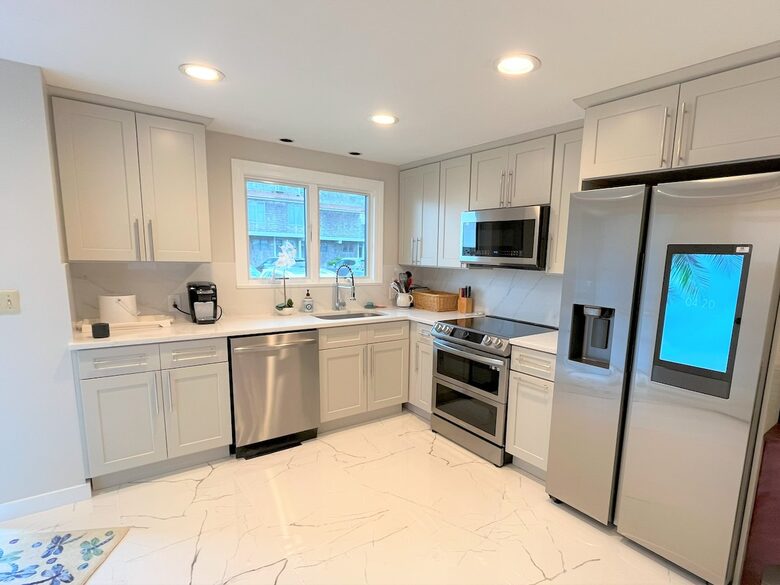 Townhouse on the Beach, Pool, Walk to Main St. - Barnstable, Massachusetts