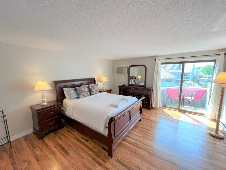 Townhouse on the Beach, Pool, Walk to Main St. - Barnstable, Massachusetts