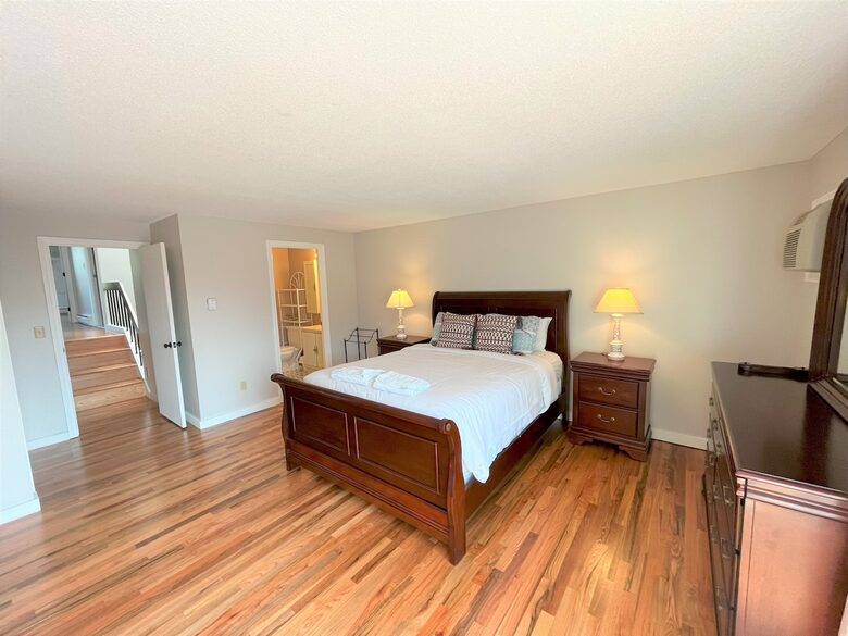 Townhouse on the Beach, Pool, Walk to Main St. - Barnstable, Massachusetts