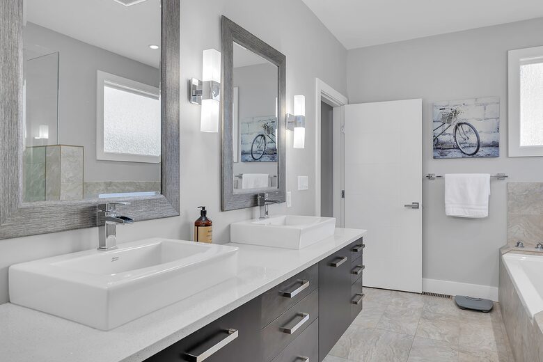 Elegant Lake-View Estate Nestled Among Mountains and Vineyards - West Kelowna, Canada