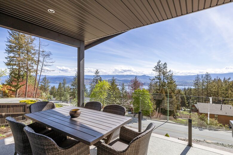 Covered Deck suitable for outdoor dinners