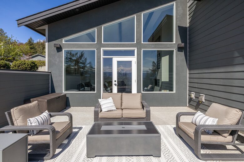Elegant Lake-View Estate Nestled Among Mountains and Vineyards - West Kelowna, Canada