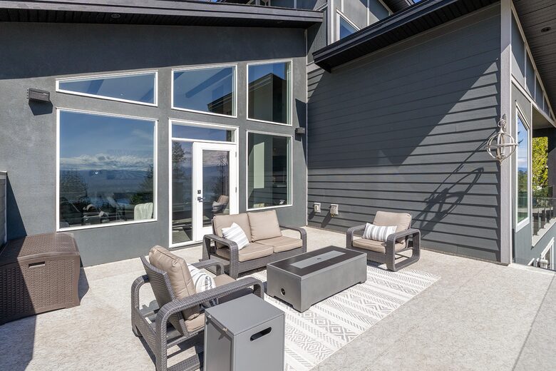 Elegant Lake-View Estate Nestled Among Mountains and Vineyards - West Kelowna, Canada